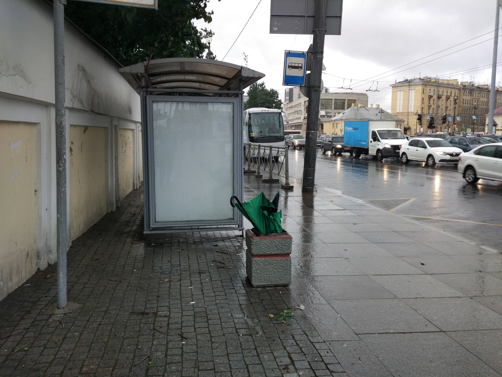 Погодка в Петербурге так и шепче...а затем ломает тебе зонт. | Пикабу