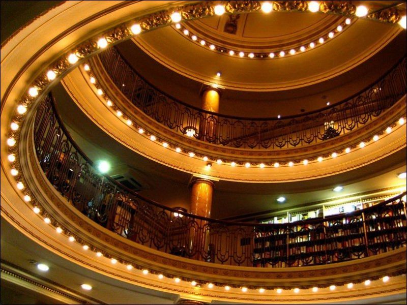 Книжный магазин в бывшем здании театра | Пикабу