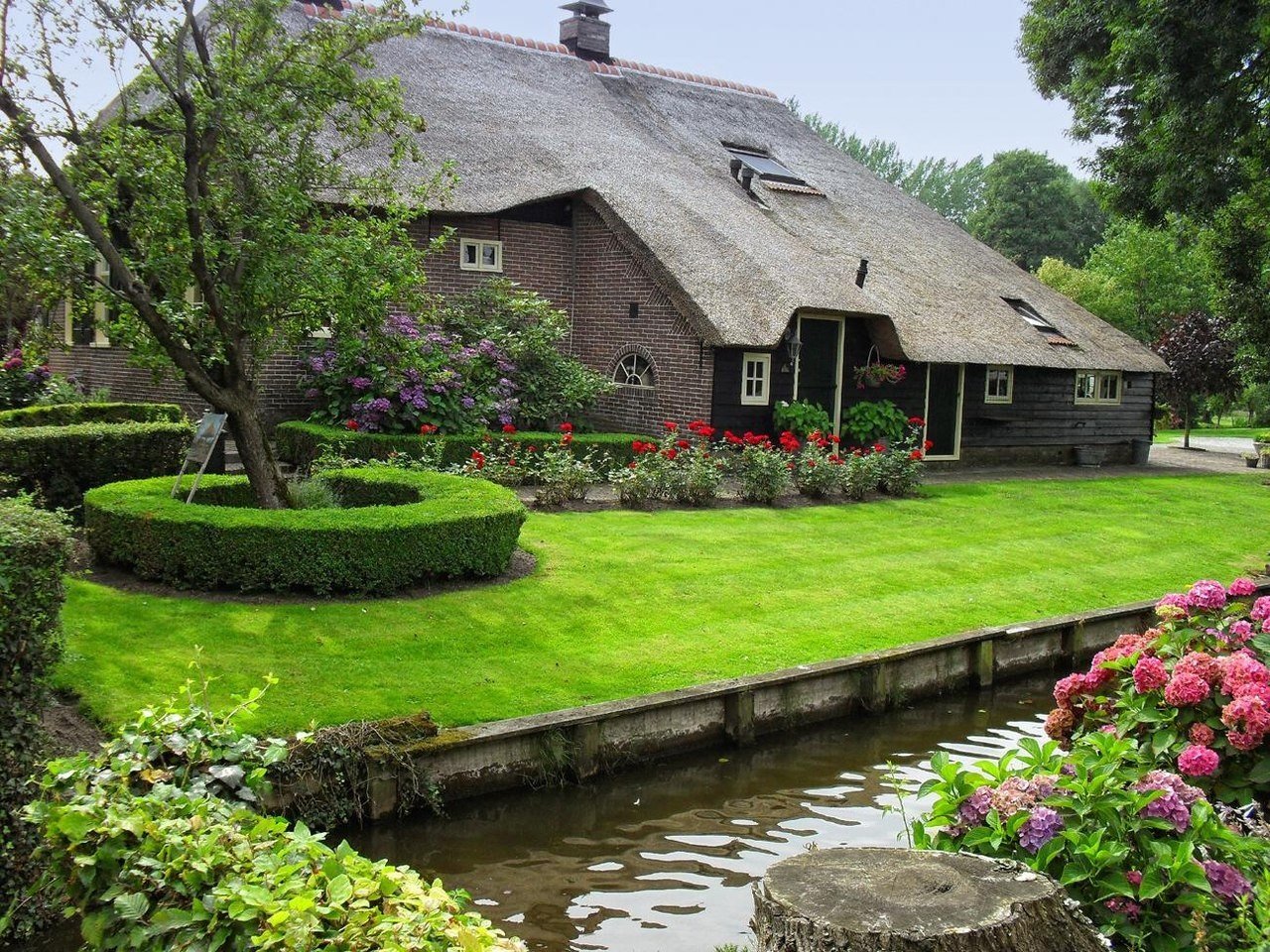 Giethoorn is a village in the Netherlands. - Netherlands, Giethoorn, Geography, Village, Landscape, beauty, Longpost, Netherlands (Holland)