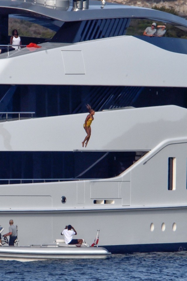 Beyonce's dangerous jump - Events, Show Business, Beyonce, Danger, Diving, Tmz, Longpost