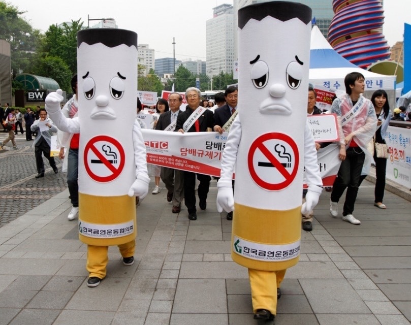 It looks like someone threw these cigarettes :( They are very sad :( - Cigarettes, Photo, Humor, Demonstration