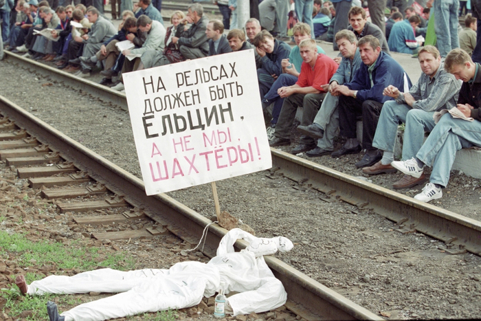 Шахтёры перекрыли движение поездов в знак протеста против задержки заработной платы. Фото: <a href="https://pikabu.ru/story/defolt_17_avgusta_1998_goda_vspominaem_kak_yeto_byilo_14249031?u=http%3A%2F%2Fria.ru%2F&t=%D0%A0%D0%98%D0%90%20%D0%9D%D0%BE%D0%B2%D0%BE%D1%81%D1%82%D0%B8&h=95cfc105819a6bbe784e4ead6d4e493da37403f0" title="http://ria.ru/" target="_blank" rel="nofollow noopener">РИА Новости</a>/ Владимир Федоренко