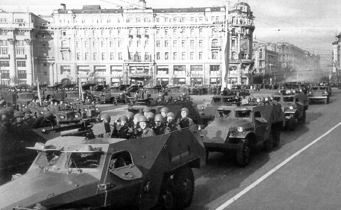 БТР-152 первой модификации в день парада 7 ноября 1955 года в Москве. Обратите внимание на нештатные пулеметы ДШК и размещение десанта поперек.