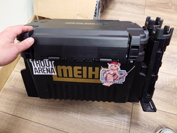 Девочка рыболов в комплектацию ящика не входит