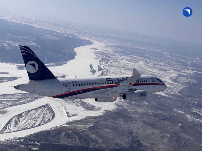 ����������������� SJ-100 � ����������� ����������� ��-8 �� ����� �������������� �����. ����: ��� / ������, ����������� ��������.