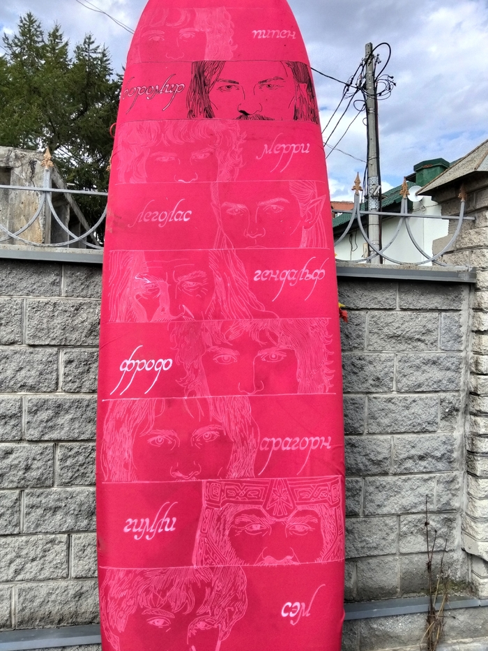 почему Боромир черный
