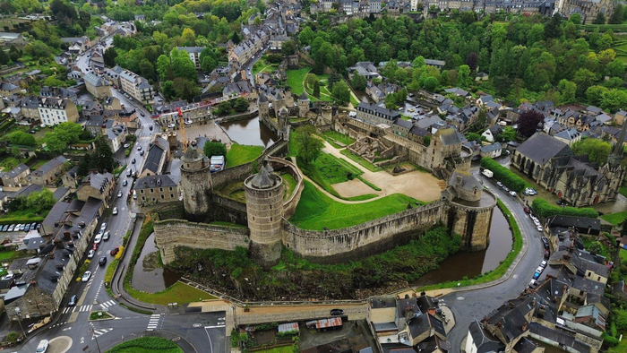 ����� (��. Château de Fougères) � ���� �� ����� ������������ ������������� ����������� ������. �������� ������� � ��� �������.