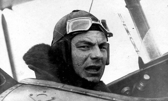 24 августа 1937 года советский летчик Константин Кайтанов первым в мире совершил парашютный прыжок из стратосферы