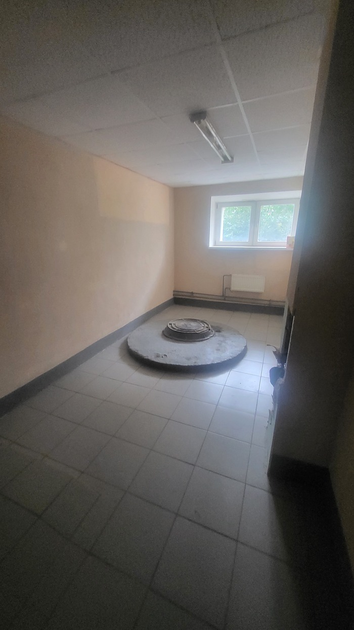 Помогал другу с переездом, и увидел в подъезде такую картину.