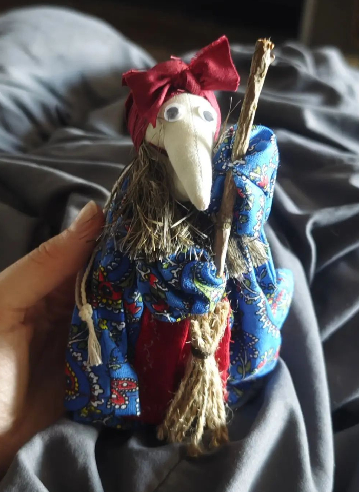 Вот такая милая куколка. Осуждайте меня, я сама себя осуждаю.