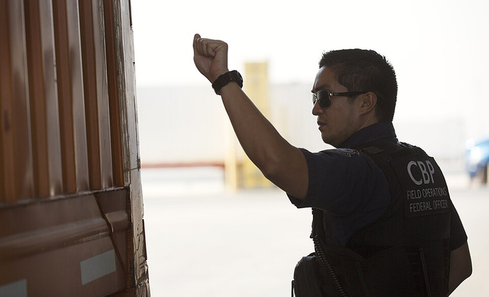 Автор: U.S. Customs and Border Protection Источник: <a href="https://pikabu.ru/story/zachem_na_furyi_veshayut_sinyuyu_tablichku_tir_kak_ona_pomogaet_prokhodit_granitsyi_14287887?u=https%3A%2F%2Fcommons.wikimedia.org%2Fwiki%2FFile%3A160623-PreClear-OtayMesa-GF-279_%252827388129794%2529.jpg&t=commons.wikimedia.org&h=627311389a4da8722fbbad365b376ecedf05b994" title="https://commons.wikimedia.org/wiki/File:160623-PreClear-OtayMesa-GF-279_%2827388129794%29.jpg" target="_blank" rel="nofollow noopener">commons.wikimedia.org</a>
