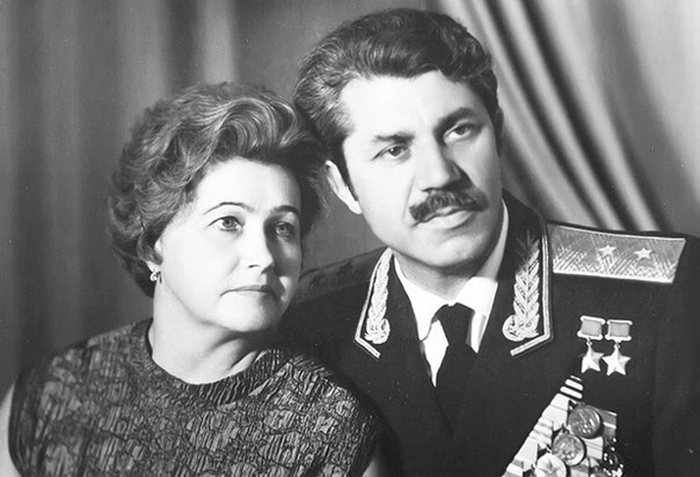 Дважды Герой Советского Союза генерал-лейтенант Молодчий А.И. с женой. Конец 1960-х.