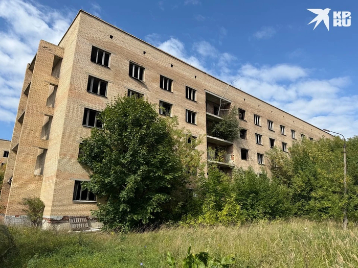 Здание заброшенного общежития в Кабаново, где и произошла трагедия. Фото: Александр РОГОЗА