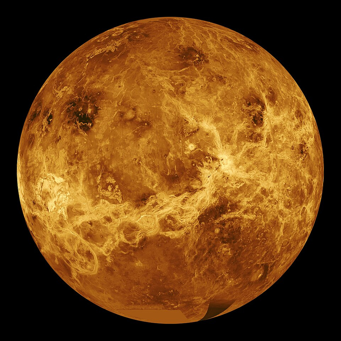 �����: NASA/JPL ��������: <a href="https://pikabu.ru/story/pochemu_venera_vrashchaetsya_v_obratnuyu_storonu_borba_solntsa_i_plotnoy_atmosferyi_14314229?u=https%3A%2F%2Fcommons.wikimedia.org%2Fwiki%2FFile%3AVenus_globe.jpg&t=commons.wikimedia.org&h=998027bb3b97284fccbd4e5e13e7d8b08ffdae56" title="https://commons.wikimedia.org/wiki/File:Venus_globe.jpg" target="_blank" rel="nofollow noopener">commons.wikimedia.org</a>