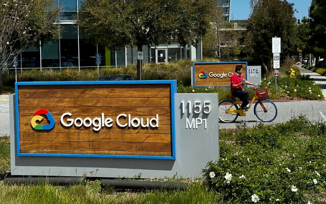 Человек проезжает мимо вывески Google возле офисов Google в Саннивейле, штат Калифорния, 18 апреля 2024 года. (Терри Чеа/AP)