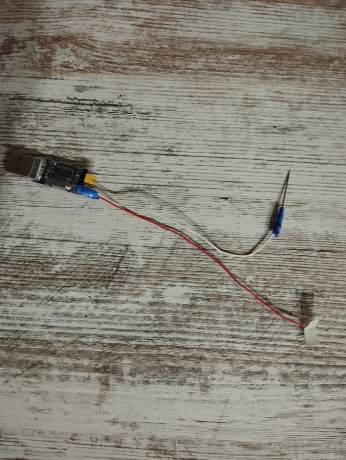 Красный провод - земля (приклеивал малярным скотчем к корпусу USB порта), белый - Rx (прижимал иголку к пину Tx разъема J1)