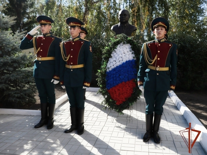 В Новосибирском военном институте Росгвардии увековечили память первого начальника учебного заведения