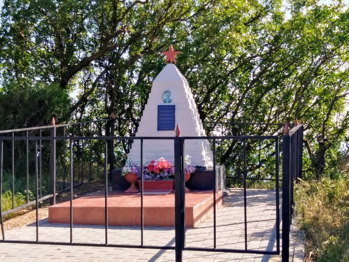 Геленджик, фото моё старое, на самом краю кручи.