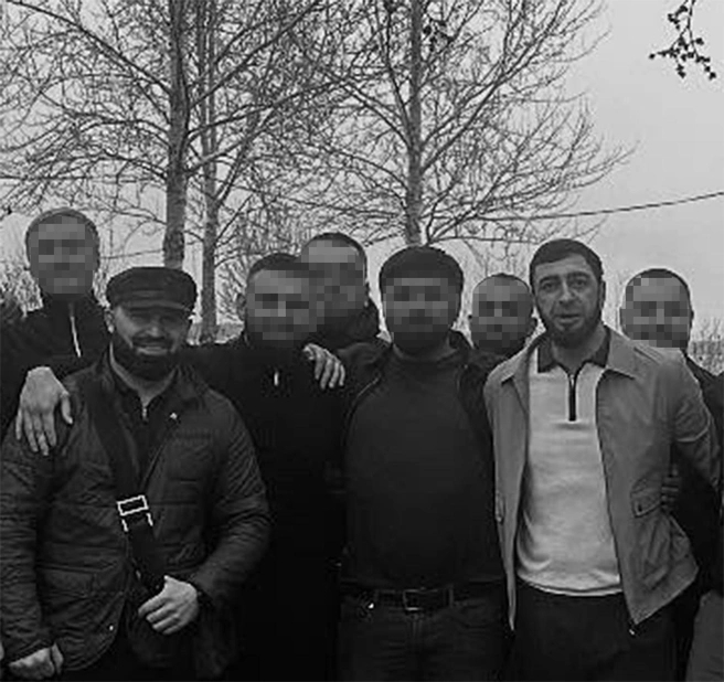 Раха (слева) и Салават в окружении друзей Источник: читатель <!--noindex--><a href="https://pikabu.ru/story/biznesmen_pokhoronshchik_i_rosomakha_kto_vkhodil_v_bandu_avtoritetnyikh_borodachey_arestovannyikh_v_ekaterinburge_14354098?u=http%3A%2F%2FE1.RU&t=E1.RU&h=d14cb2f4849bc246a517d6332b909846dc263a36" title="http://E1.RU" target="_blank" rel="nofollow noopener">E1.RU</a><!--/noindex-->