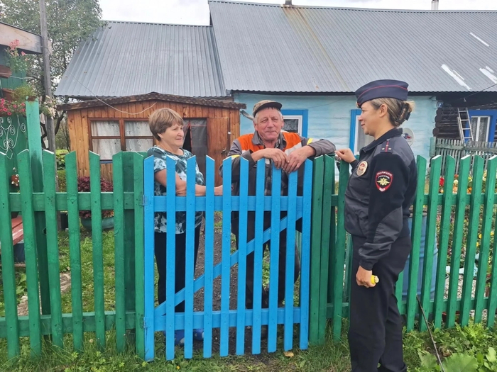 Виктор Иванович, в чей яблоневый сад залез медведь, очень благодарен Наталье Стельмаковой. Фото: Полиция Кузбасса