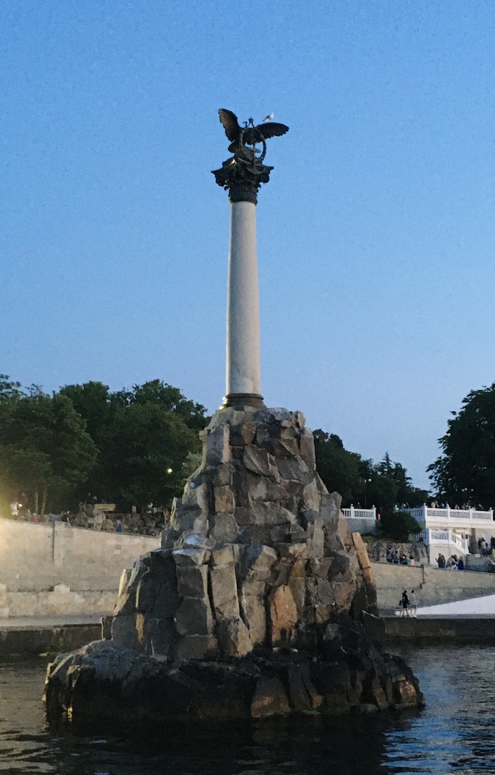 Севастополь, Памятник затопленным кораблям (1905 г.). Фото моё.