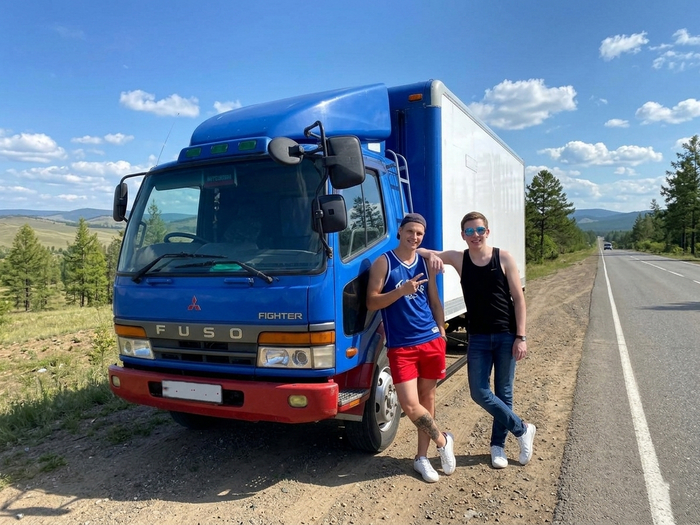Легендарный грузовик Fuso Fighter 6d17 на фото из моего архива. Где-то на трассе в Забайкалье. Машина, где нет электроники и всегда довезет своим ходом.