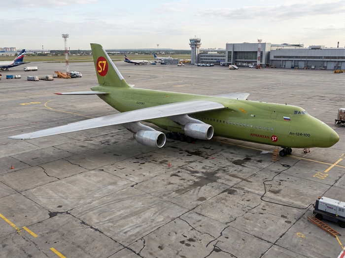Пассажирский Ан-124 Руслан S7 Airlines на стоянке в аэропорту. Концепт Ан-127 гражданская версия. Фото самолета Сибирь, редкий авиа споттинг, стендовый моделизм, кастомный самолет, масштабная модель 1:144, дизайн ливреи.