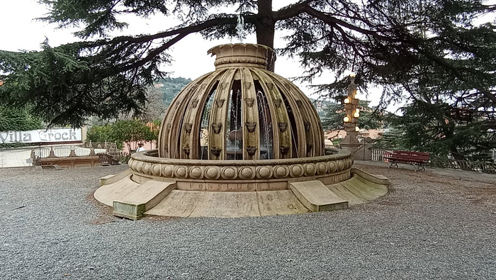 Фонтан «Fons lucet».