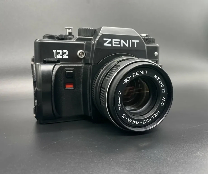 «Зенит-122» (1989–2005) Одна из последних массовых моделей линейки. Её часто выбирали за баланс между функциональностью и доступностью в позднесоветский и постсоветский период.