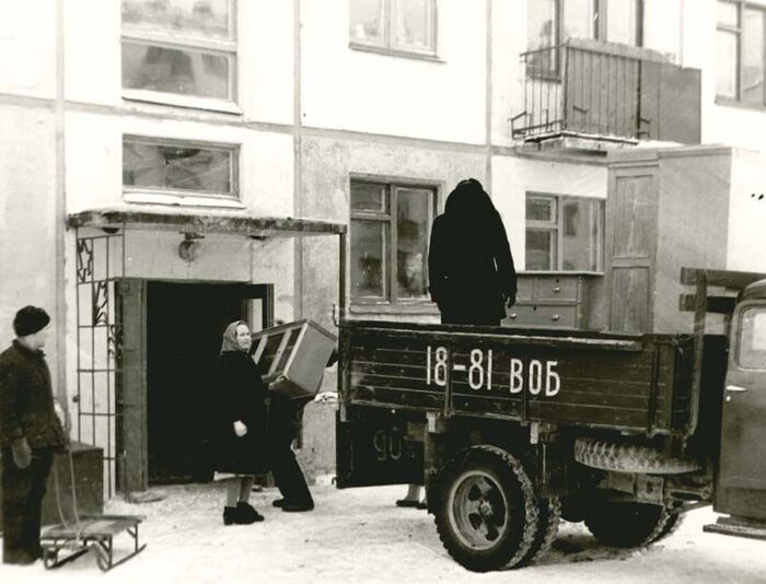 Переезд на новую квартиру. Фотография В. Петрова. Череповец, 1962 год