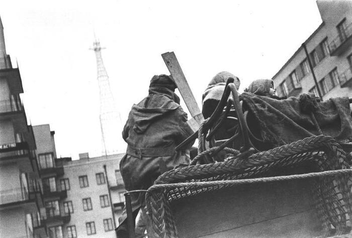 На новую квартиру. Фотография Бориса Игнатовича. Москва, 1930-е годы