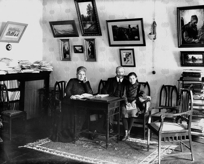 Павел Милюков с женой и дочерью в гостиной своей квартиры. Фотография, сделанная ателье «Карл Булла». 1910-е годы
