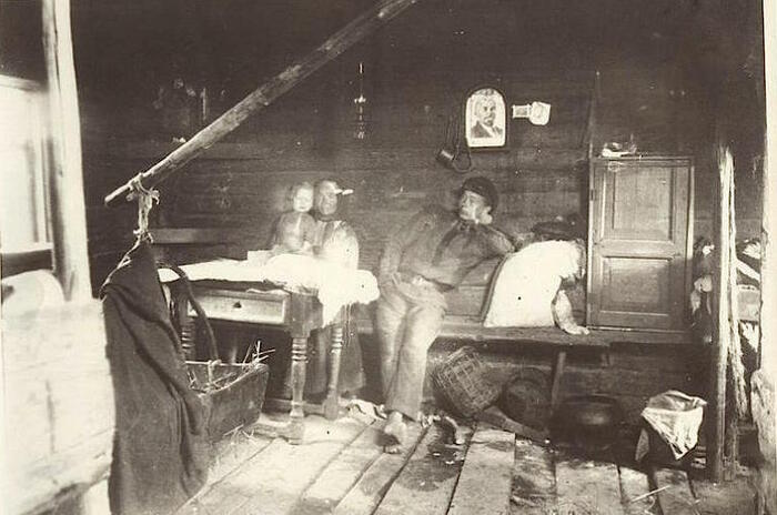 Внутренний вид избы комсомольца-бедняка. Фотография неизвестного автора. 1925 год