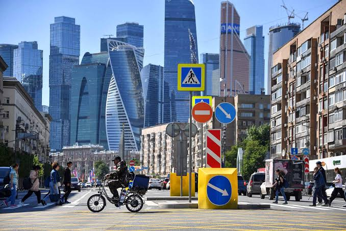 Курьеров обяжут сдавать тест на знание ПДД — правда, пока только в Москве