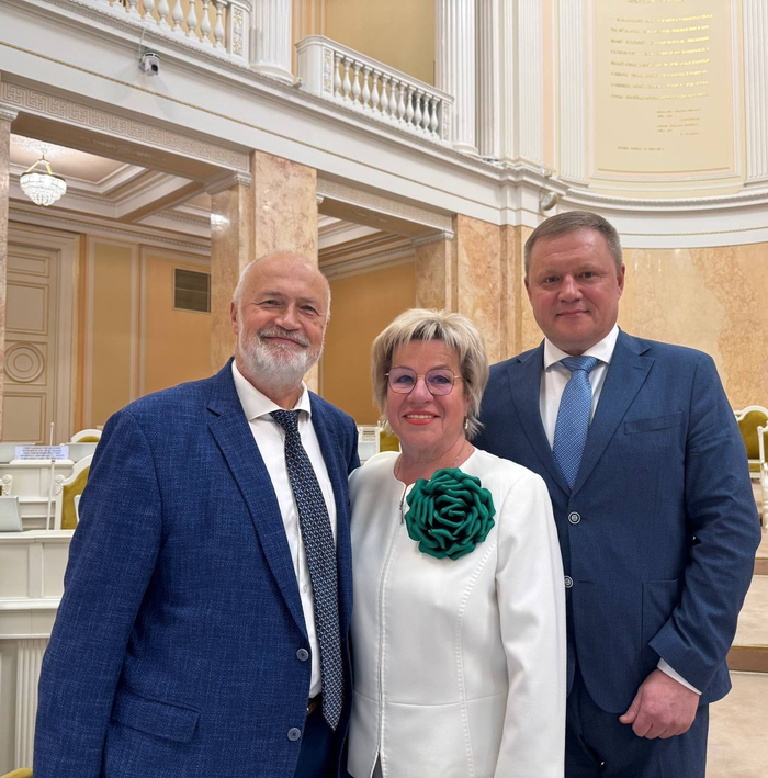 Слева направо: Амосов, Шишкина, Алескеров