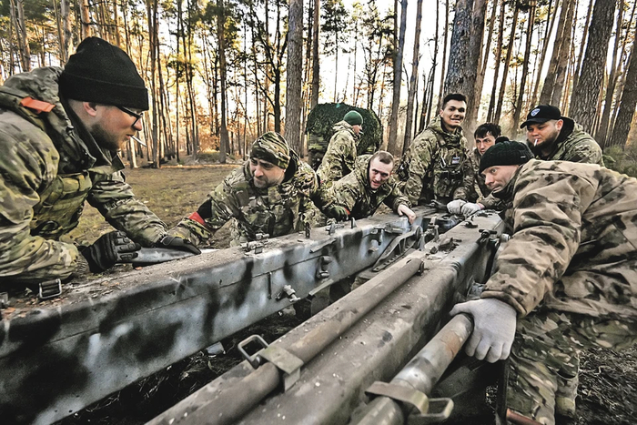 Фронтовое братство меняет мужчин. Фото: Сергей БОБЫЛЕВ/РИА Новости