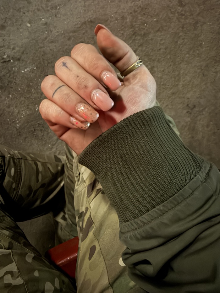 Так выглядят мои ноготочки после 2 часов активного ползания по оврагам и кустам и еще целой ночи приключений. Руки уже протерла салфетками, поэтому слоя грязи на них уже нет. Маникюру месяц - фото за пару дней до ротации.
