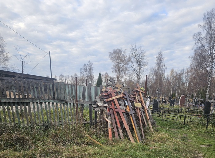 Разведены мостыРазведены дорогиЭто крестыЭто крессыЭто кресты и разлука для многих
