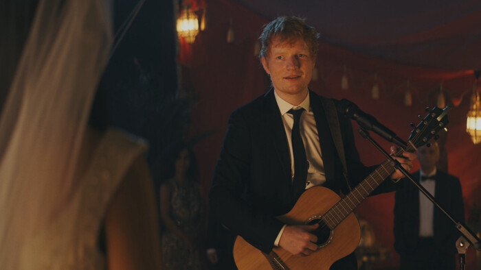 Кадр из фильма "Красное уведомление" (2021). Певец Ed Sheeran