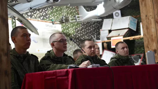 Бойцы подразделения войск беспилотных систем общаются по видеоконференции со студентами