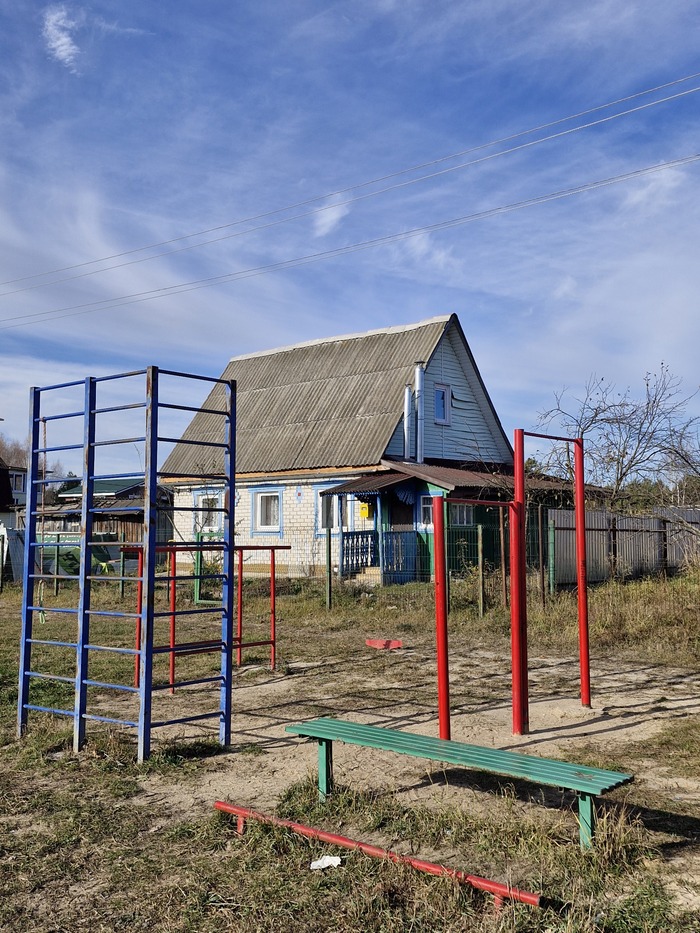 И даже детская площадка