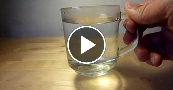 Алюминий растворимый в воде. Ложка в стакане. Галлий ложка. Алюминиевая ложка в стакане воды. Ртуть в стакане с водой.