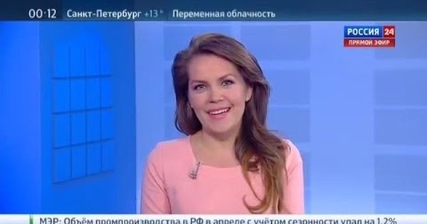 Ведущая sky news панахи. Теленовости. Вести смеется. Вести смеется. Ведущая новостей смеется.