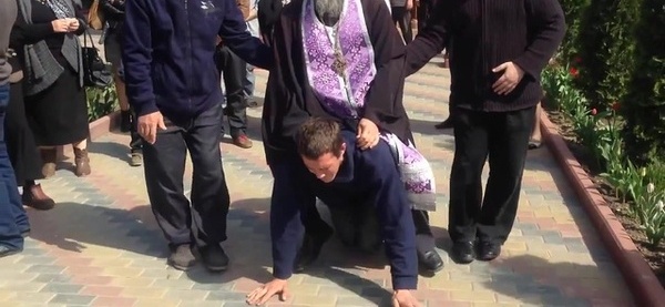 Изгнание бесов в церкви видео орловская область. Ролик беса. Отчитка бесноватых в монастыре. Отчитка в церкви. Ролик беса.