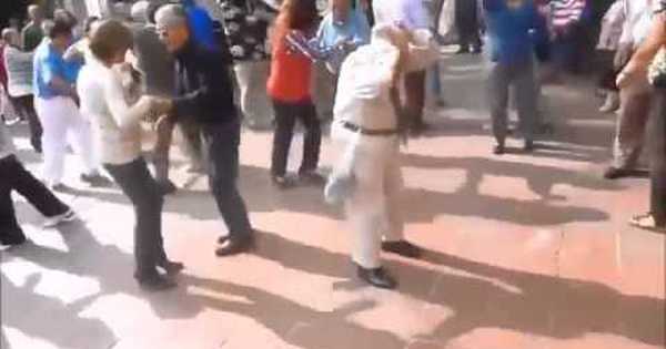 где деды танцуют. где деды танцуют. танец дедушки. дед танцует. старики танцуют.