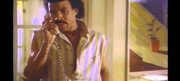 Hello is it me you looking. Lionel Richie hello. Lionel Richie hello фильм. Лео Ричи Хелло. Лайонел Ричи в сериале друзья.