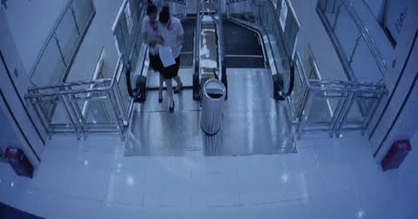 Женщина провалилась в эскалатор. Женщину затянуло в эскалатор китай. Женщину затянуло в эскалатор китай. Женщина провалилась в эскалатор в китае. В китае женщина провалилась в эскалатор.