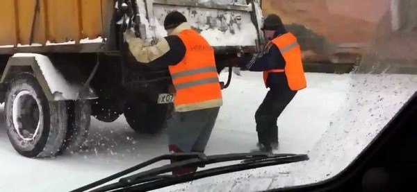 видео прикол про мусорщиков. настоящая работа видео. настоящая работа видео. настоящая работа видео. подъем трала в шторм.