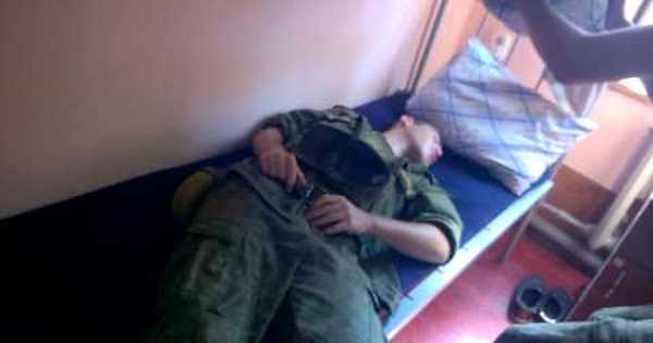 Парень пьяному натуралу. Спящие мужчины в казармах. Спящие парни в армии.