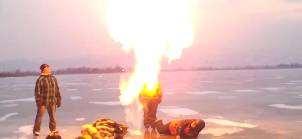Я видел озеро в огне. Горящий метан. Метан на Байкале. Горение метана на Байкале. Метан на Байкале поджечь.
